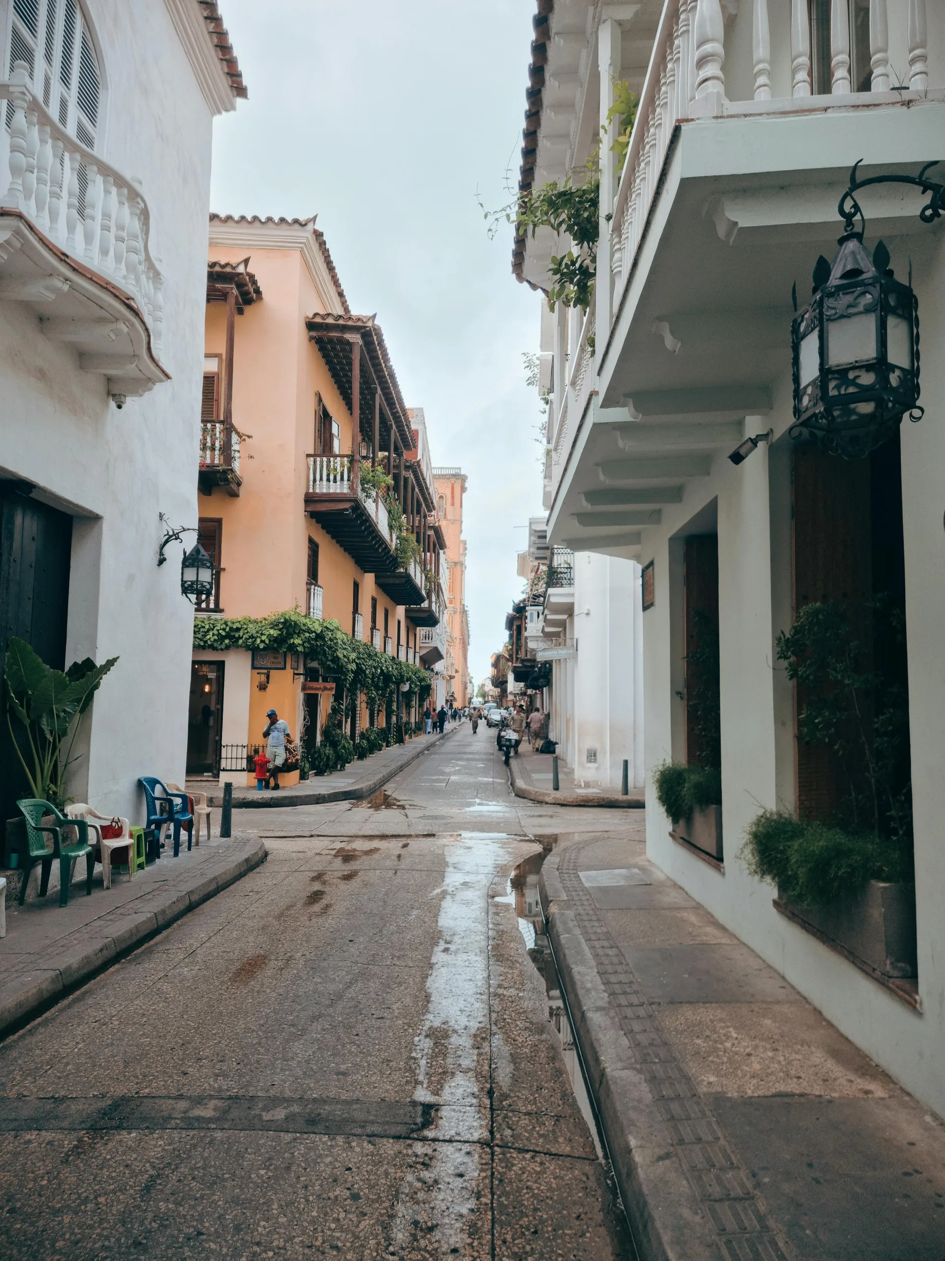 La Matuna neighborhood, Cartagena — Explore the vibrant colonial architecture of Cartagena's narrow streets, perfect
