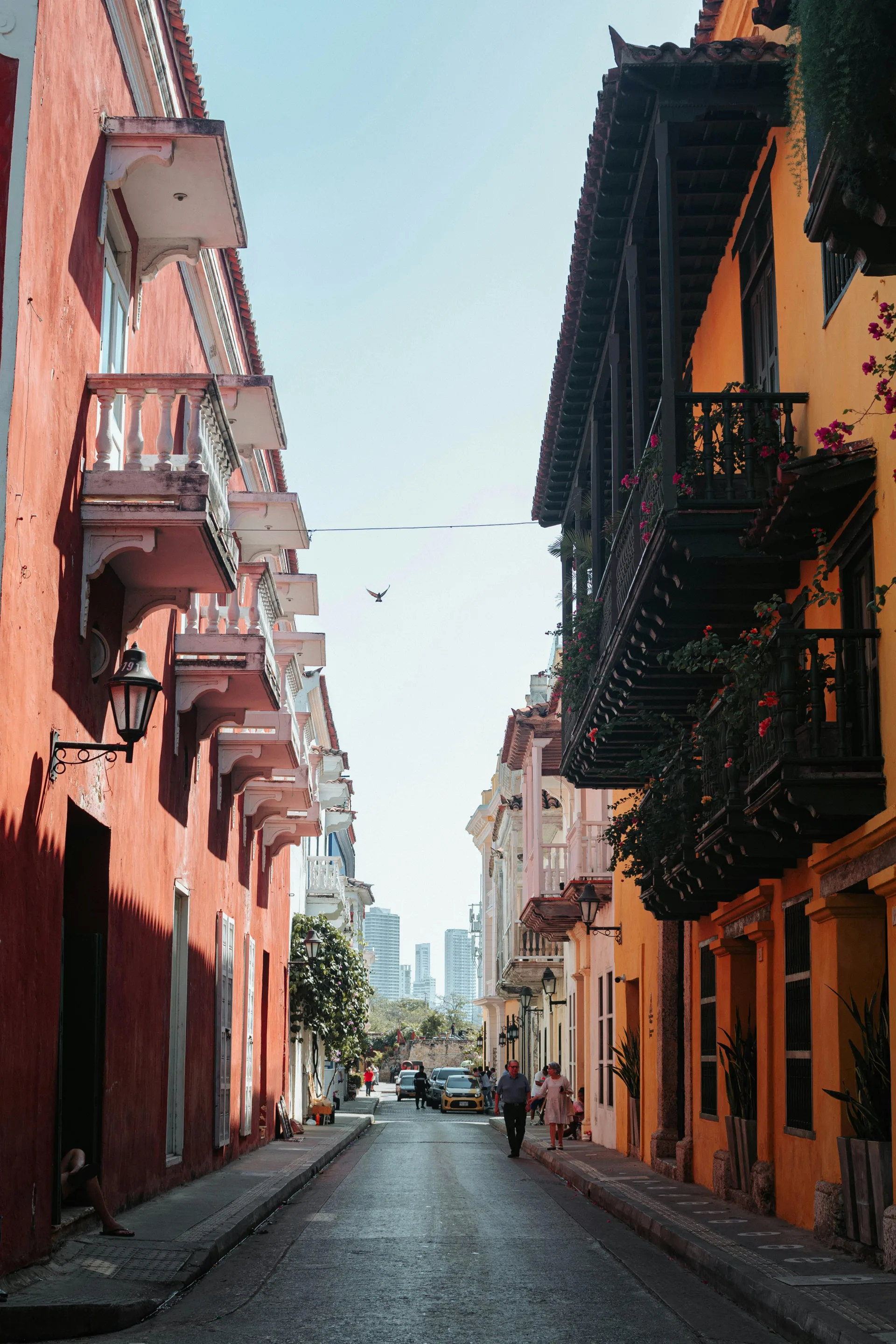 Crespo neighborhood, Cartagena — Explore the colorful streets of Cartagena, Colombia, showcasing vibrant colonial